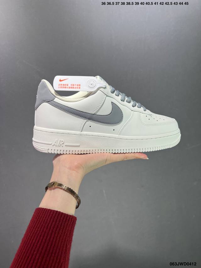 公司级nike Air Force1 全新配色 #原楦头原纸板 打造纯正空军版型 #专注外贸渠道 全掌内置蜂窝气垫 #原盒配件 原厂中底钢印、拉帮完美 货号：C