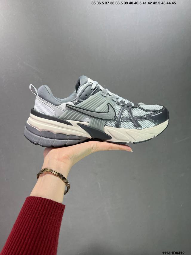 Nike V2K Runtekk 灰白 减震防滑复古低帮跑步鞋 材质上使用大面积网眼 皮革 Tpu 组成 支撑和透气性肯定不错 中底处由 Cushlon 泡绵打