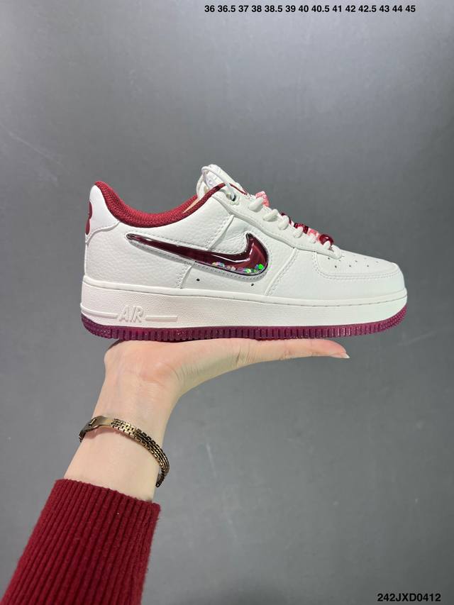 公司级耐克nike Air Force 1 Low 空军一号低帮百搭休闲运动板鞋。柔软、弹性十足的缓震性能和出色的中底设计，横跨复古与现代的外型结合，造就出风靡