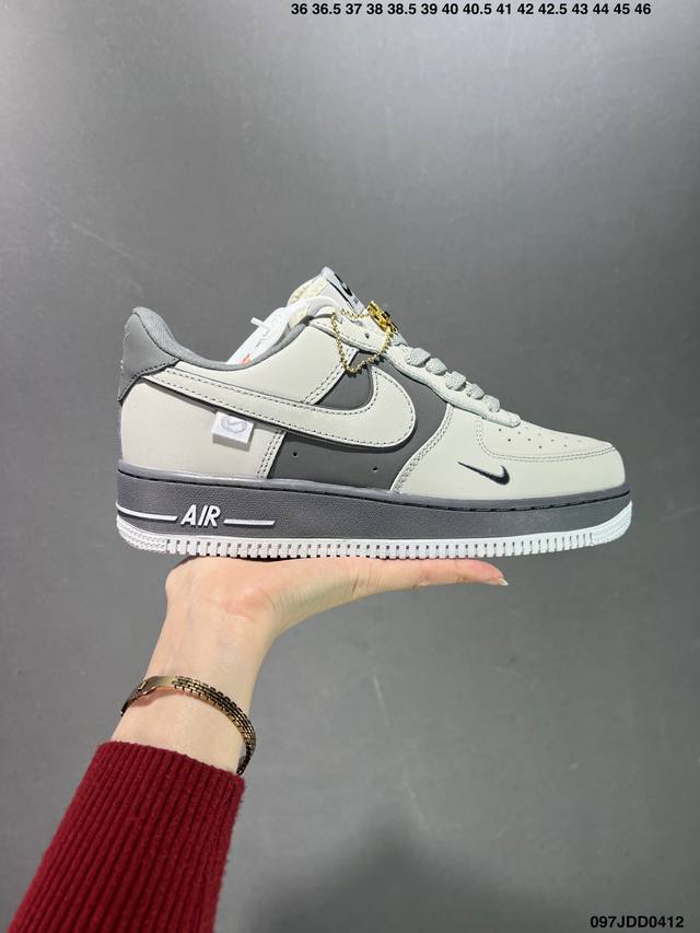 公司级耐克nike Air Force 1 Low 空军一号低帮 龙年 百搭休闲运动板鞋。柔软、弹性十足的缓震性能和出色的中底设计，横跨复古与现代的外型结合，造