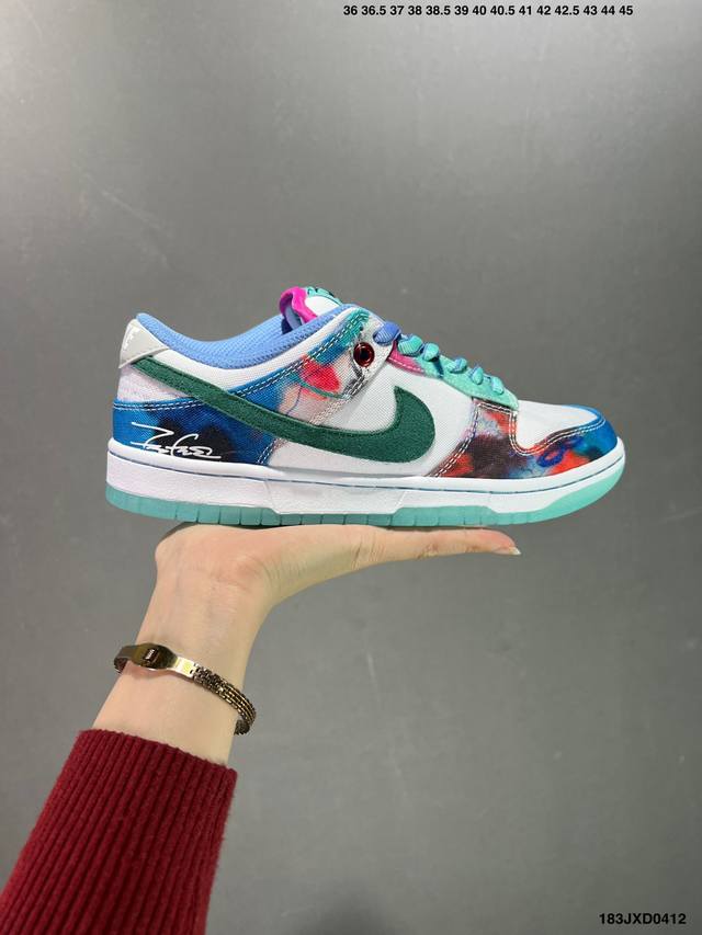 公司级futura Laboratories X Nike Sb Dunk Low 重磅联名 鞋面使用网布以及印有涂鸦效果的帆布材质打造，蓝绿色的鞋身十分清新，