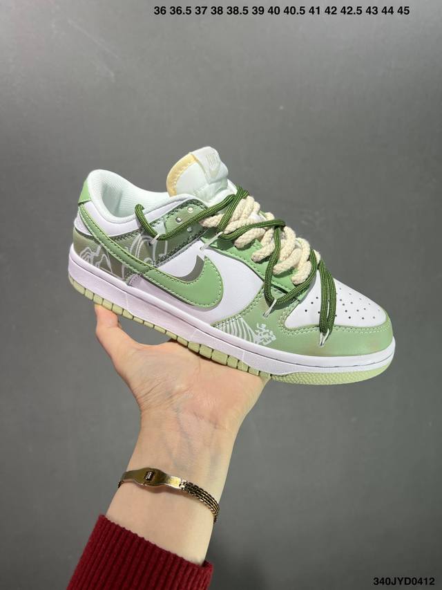 公司级nike Dunk Low 椰云拿铁 奶蓝 此款采用奶蓝配色，有种椰云拿铁的感觉，使用星空吊坠加以点级，更加具有特色，双鞋带的设计增加鞋子的层次感，整体清