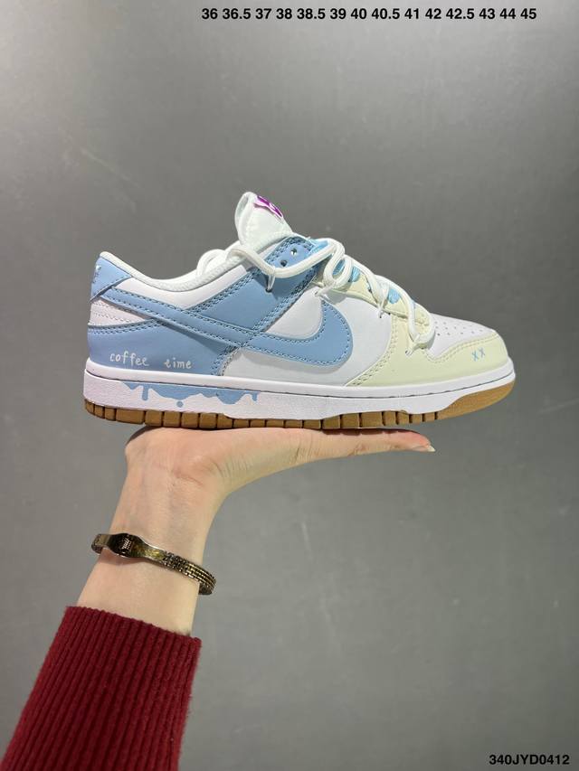 公司级nike Dunk Low 椰云拿铁 奶蓝 此款采用奶蓝配色，有种椰云拿铁的感觉，使用星空吊坠加以点级，更加具有特色，双鞋带的设计增加鞋子的层次感，整体清