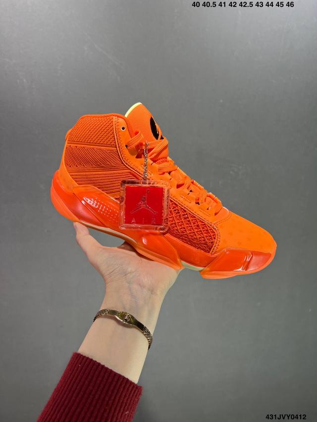 公司级aj36 蓝色 网面 Air Jordan 36 篮球鞋 这款air Jordan Xxxvi产品采用白色鞋面，采用网眼和皮革混合制成，下方隐藏着彩色图案