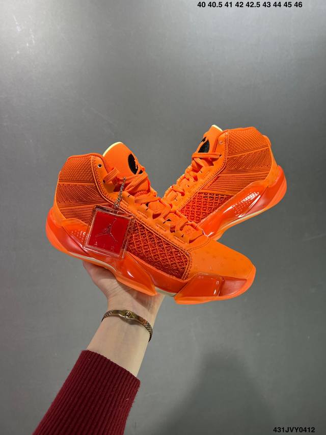 公司级aj36 蓝色 网面 Air Jordan 36 篮球鞋 这款air Jordan Xxxvi产品采用白色鞋面，采用网眼和皮革混合制成，下方隐藏着彩色图案