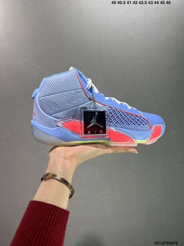 公司级aj36 蓝色 网面 Air Jordan 36 篮球鞋 这款air Jordan Xxxvi产品采用白色鞋面，采用网眼和皮革混合制成，下方隐藏着彩色图案