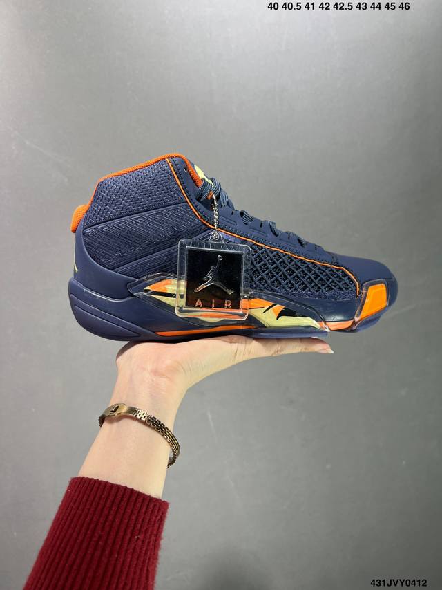 公司级aj36 蓝色 网面 Air Jordan 36 篮球鞋 这款air Jordan Xxxvi产品采用白色鞋面，采用网眼和皮革混合制成，下方隐藏着彩色图案