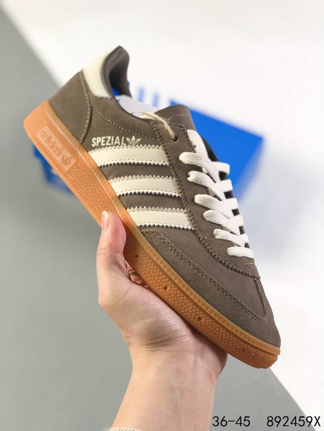 真标带半码！ Adidas Handball Spezial 阿迪达斯经典款 德训复古休闲板鞋 #全鞋采用反毛皮制作 牛筋耐磨大底 承载青春情怀的板鞋 经典三条