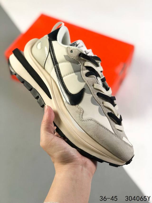 公司级真标带半码！ 耐克 Sacai X Nike Regasus Vaporrly S 华夫三代3.0走秀 ，鞋身材质由翻毛皮和透气网纱共同打造。熟悉的解构手