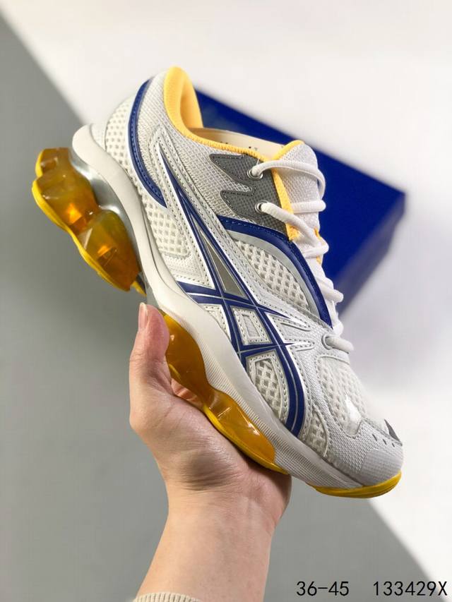 公司级真标带半码！ 亚瑟士 Asics Gel-Quantum Kinetic 从 Gel-Nimbus、Gel-Kinetic 等跑鞋汲取灵感，鞋身采用合成皮