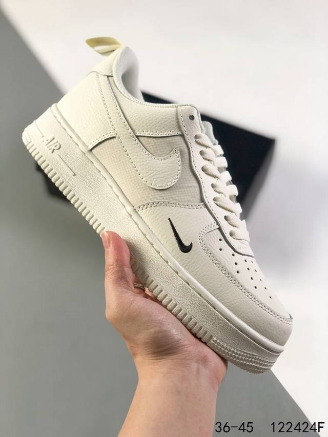 真标带半码！ 耐克nike Air Force 1 Low 空军一号 低帮百搭休闲运动板鞋 柔软、弹性十足的缓震性能和出色的中底设计，横跨复古与现代的外型结合，