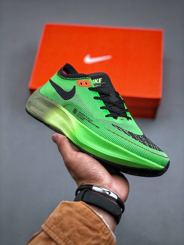 Nike Zoomx Vaporfly Next% 马拉松跑步鞋 真碳纯原版本舒适鞋面采用合成革+织物材质不同肌理材质拼接 使鞋型稳固不易变形。柔软透气内里 穿