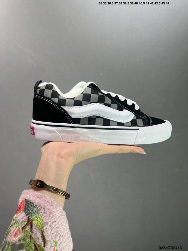 Vans Classics Knu Skool 苏格兰格纹拼接 厚鞋舌面包鞋 Vans联名超火的土豆鞋，复古经典，鞋头放大、包边上移加厚、鞋舌加厚。Vans C