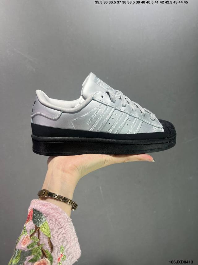 公司级adidas Originals Superstar 全新配色 质感高级的superstar经典鞋银光素裹，“点亮”一年中最黯淡的时节，街头运动休闲风十足