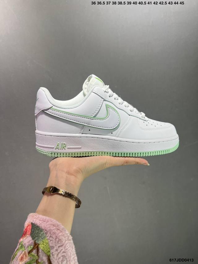 Air Force 1 ‘07 Low 原楦头原纸板 打造纯正空军版型 #专注外贸渠道 全掌内置蜂窝气垫 #原盒配件 原厂中底钢印、拉帮完美 官方同步上架 货号