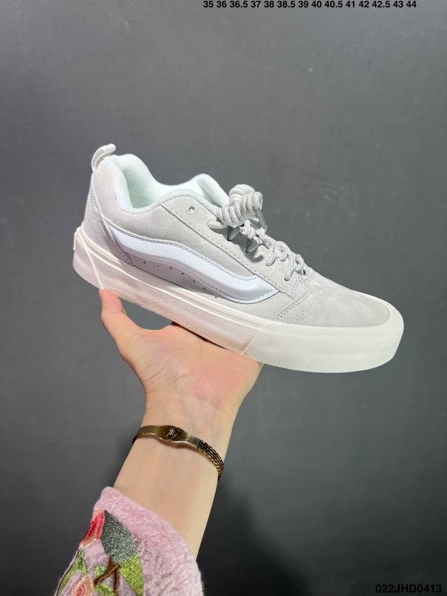 Vans Classics Knu Skool 苏格兰格纹拼接 厚鞋舌面包鞋 Vans联名超火的土豆鞋，复古经典，鞋头放大、包边上移加厚、鞋舌加厚。Vans C