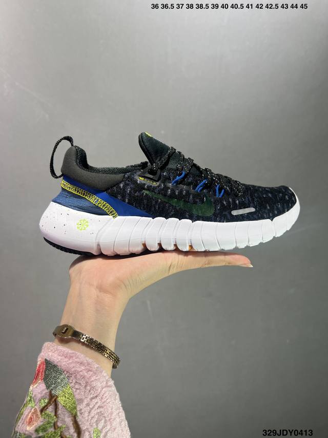 Nike Free Rn 5.0 Next Nature 5.0 赤足跑鞋 环保系列针织轻便透跑步鞋可缔造袜子般的贴合感受和轻盈脚感，助你在跑步、训练和日常活动