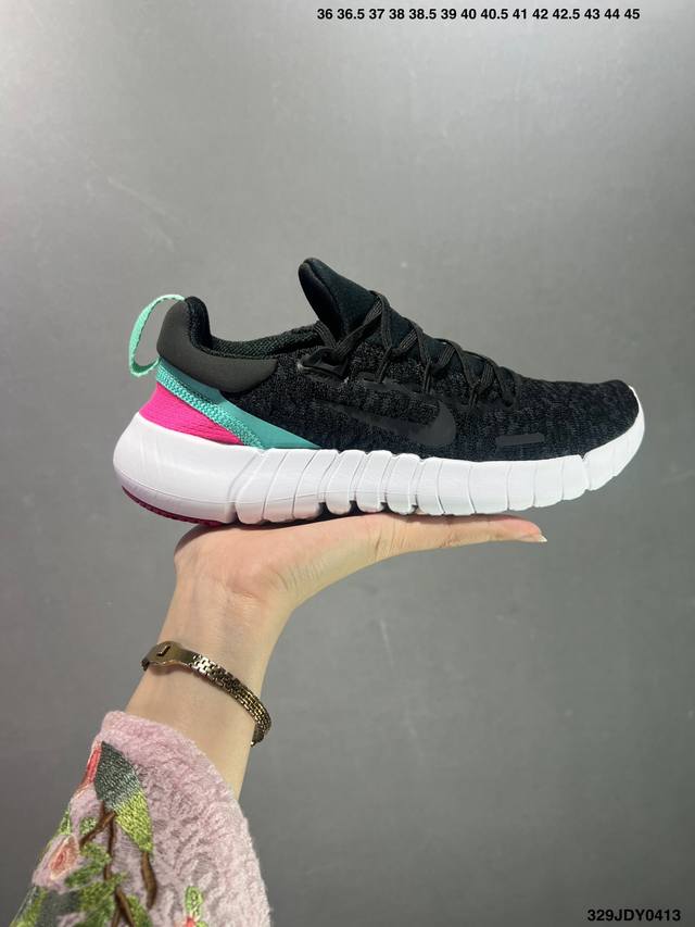 Nike Free Rn 5.0 Next Nature 5.0 赤足跑鞋 环保系列针织轻便透跑步鞋可缔造袜子般的贴合感受和轻盈脚感，助你在跑步、训练和日常活动