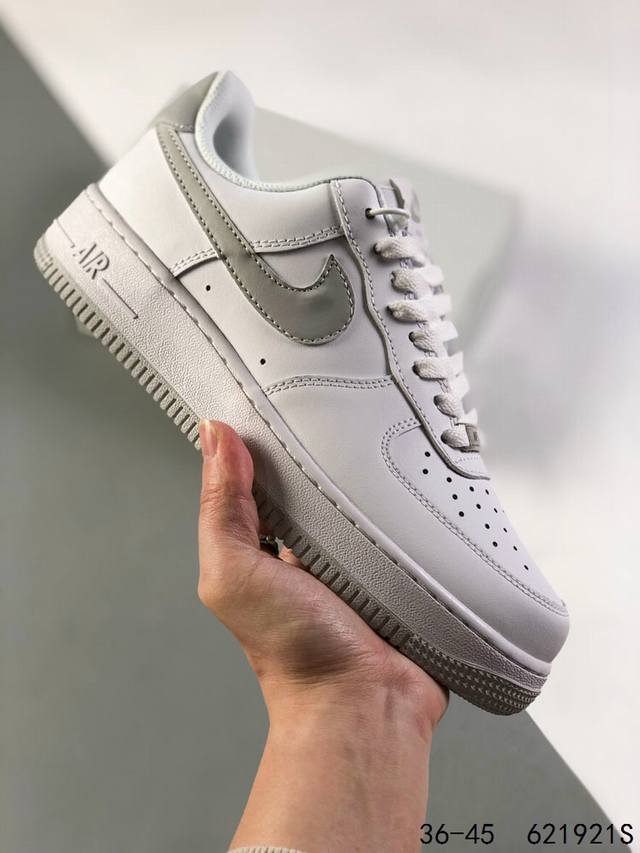 真标带半码！ 耐克nike Air Force 1 Low 空军一号 低帮百搭休闲运动板鞋 柔软、弹性十足的缓震性能和出色的中底设计，横跨复古与现代的外型结合，