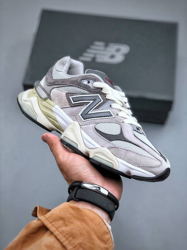 New Balance Nb 9060 浅灰色鞋款灵感源自设计师本人对夏日的怀日回忆。鞋面大身由空间双格及磨砂鞋面拼接而生，配以柔和、温暖的粉橘色调，夏日氛围拉