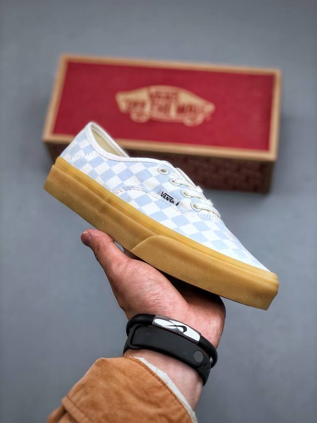 Vans Era 鸳鸯蓝白拼接棋盘格 不对称撞色设计，外观最大的亮点就是不对称设计，鞋子的外侧脚踝处是白色，内侧棋盘格，凸显层次感，从左侧腰身延伸覆盖至整个鞋面