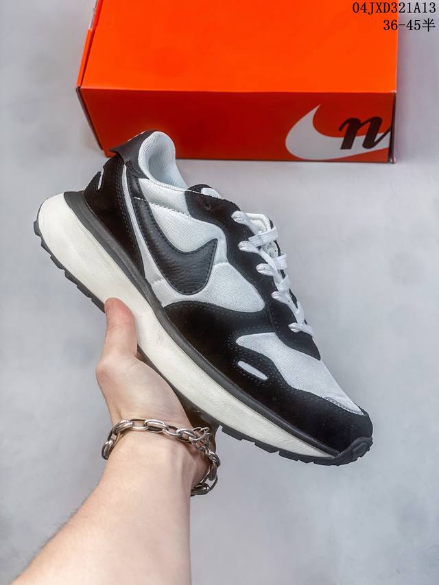 耐克 Sacai X Nike Varwaffle 华夫三代3.0 走秀重磅联名 鞋款由gasus与varfly两款鞋型的设计共同构建，鞋身材质由翻毛皮和透气网