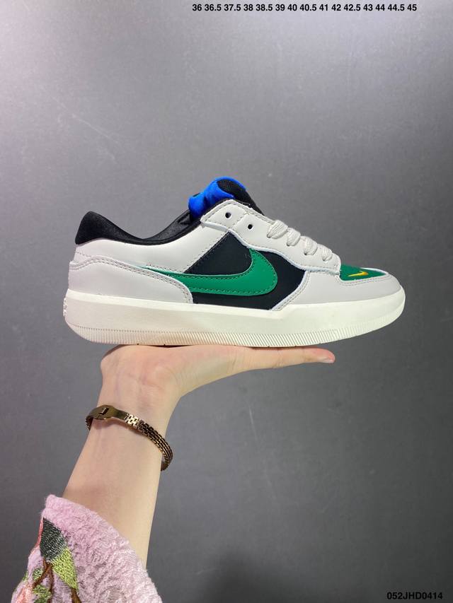 公司级nike Sb Force 58 百搭单品 是一款将前沿创新带入街头的单品，它具有硫化杯底，具有出色的耐用性和灵活性。使用帆布和绒面革，在饰面上放置通风口