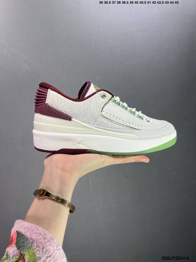 公司级air Jordan Aj2 Retro Low 联名款篮球鞋 首发尝鲜版 原数据还原度80%以上的乔丹签名 目前市售细节最好一批配原盒版本 鞋款鞋身上使