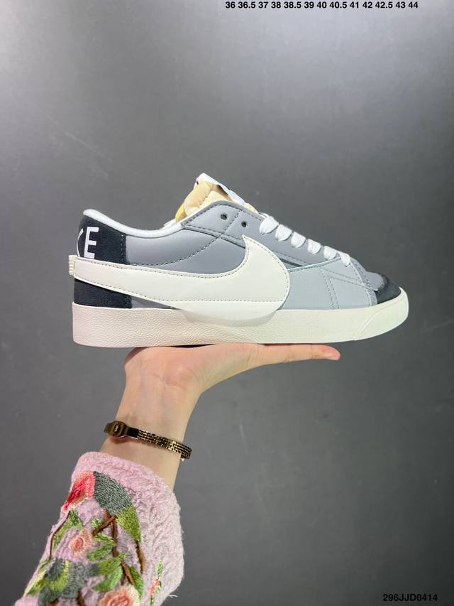 真标nike Blazer Low ‘77 Jumbo 百搭单品 全新焕新升级经典 Blazer 鞋款，大号 Swoosh 突出新时代更加张扬的潮流感，对经典的