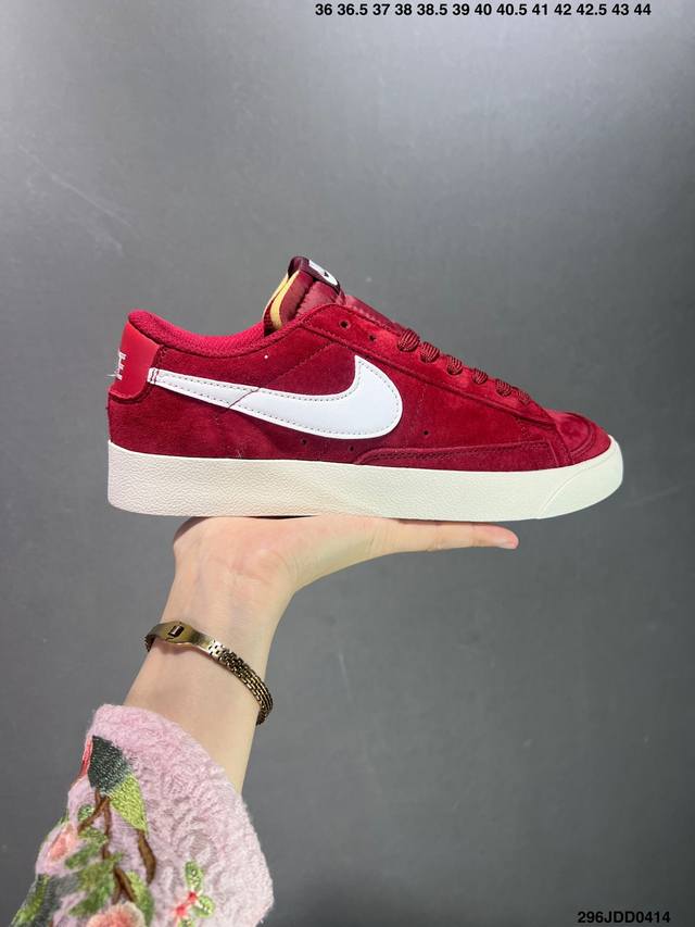 真标 Nike Blazer Mid 77 Vntg开拓者 复古经典 百搭休闲运动板鞋。鞋垫搭配后跟nike Zoom Air气垫，在碰撞着地时提供减震防护，为