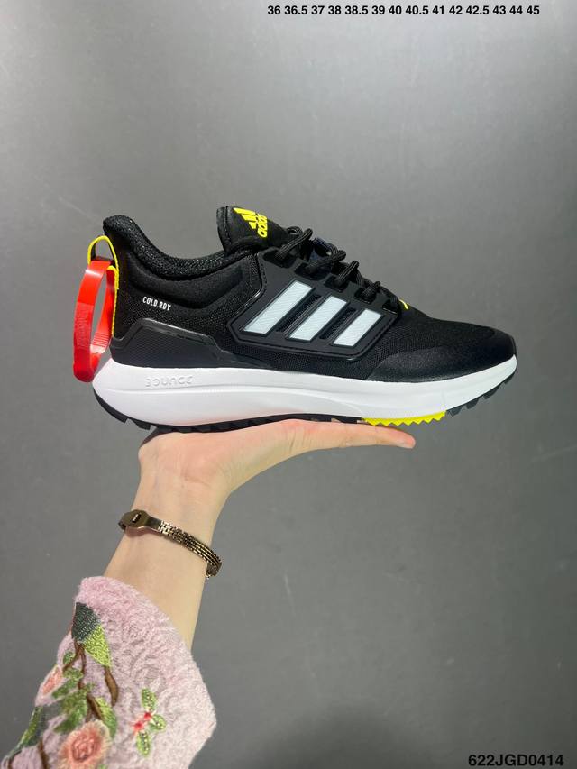 阿迪达斯adidas Eq21 Run 官方同步上架 复古跑鞋 鞋身材质为全网眼面料，保证了足够的透气性。后跟处的 Tpu 片可以让双脚更加稳定，且包裹感更强。