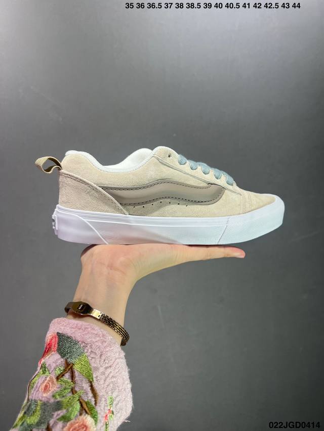 Vans Classics Knu Skool 苏格兰格纹拼接 厚鞋舌面包鞋 Vans联名超火的土豆鞋，复古经典，鞋头放大、包边上移加厚、鞋舌加厚。Vans C