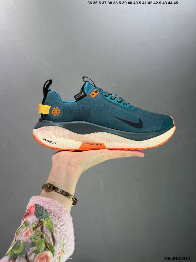 公司级nike Reactx Infinity Run 4 马拉松 轻量鞋面搭配位于足弓处的全新板带设计，细致包裹双脚，为nike飞马带来更稳固可靠的贴合感受。