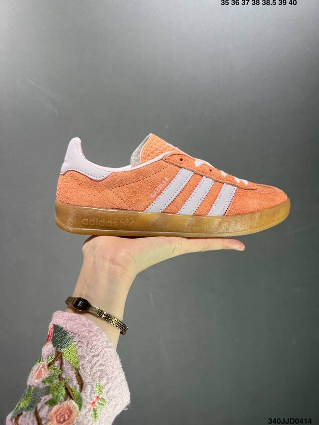 Adidas Originals Gazelle Lndoor 百搭 舒适 减震 耐磨 低帮 板鞋 男女同款 此款鞋采用近几年比较流行的版型设计，外观时尚大气。