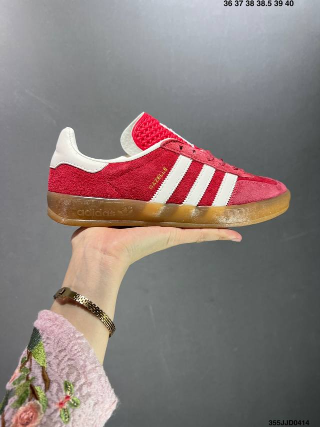 真标adidas Originals Gazelle Indoor 阿迪达斯 低帮 草莓熊 这款经典鞋，忠于原版设计，鞋面整体以紫色麂皮呈现，侧边经典白色皮革三 - 点击图像关闭