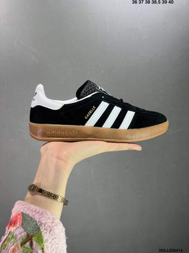 真标adidas Originals Gazelle Indoor 阿迪达斯 低帮 草莓熊 这款经典鞋，忠于原版设计，鞋面整体以紫色麂皮呈现，侧边经典白色皮革三