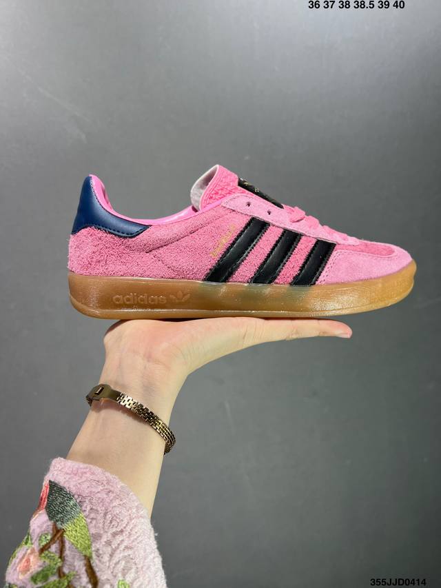 真标adidas Originals Gazelle Indoor 阿迪达斯 低帮 草莓熊 这款经典鞋，忠于原版设计，鞋面整体以紫色麂皮呈现，侧边经典白色皮革三