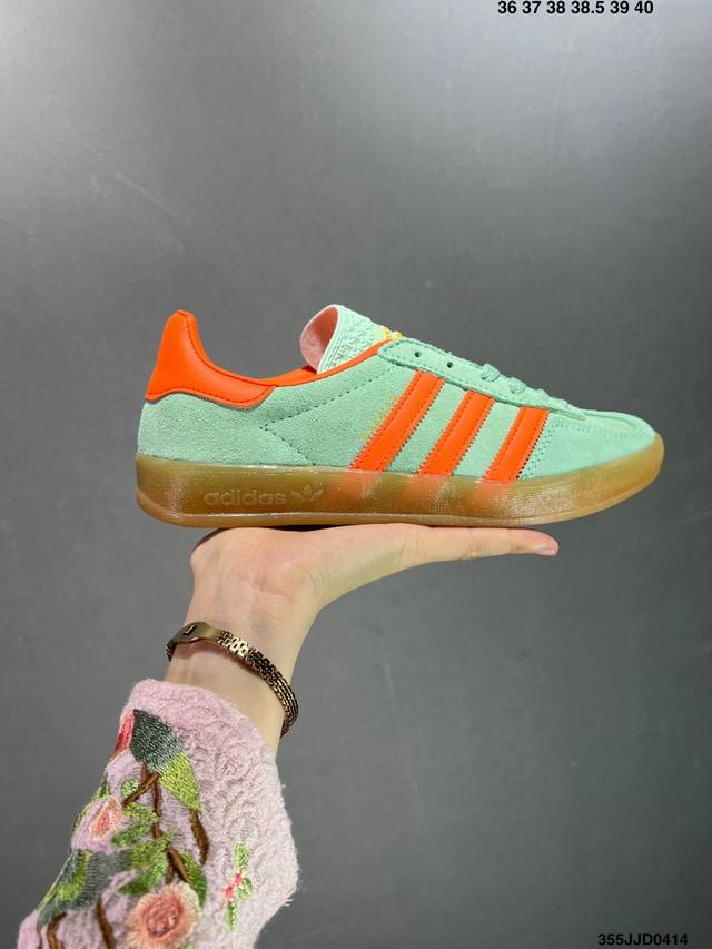 真标adidas Originals Gazelle Indoor 阿迪达斯 低帮 草莓熊 这款经典鞋，忠于原版设计，鞋面整体以紫色麂皮呈现，侧边经典白色皮革三