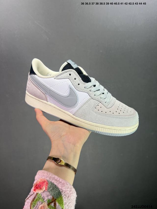 Nike Terminator Low 纯原版本 官方一比一制作 进口全头层 这款产品采用皮革 网眼和绒面革材料混合制成 它的特点是白色底座和棕色绒面革鳄鱼纹覆