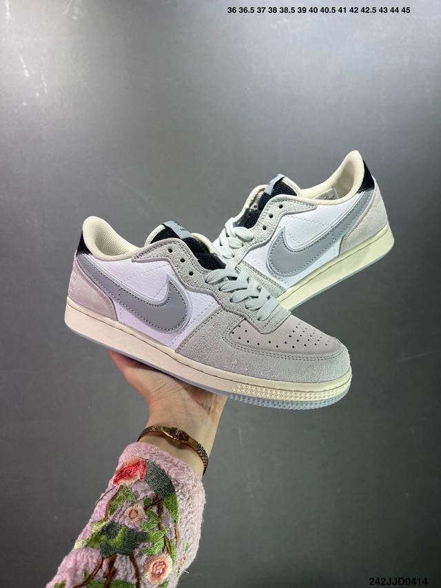 Nike Terminator Low 纯原版本 官方一比一制作 进口全头层 这款产品采用皮革 网眼和绒面革材料混合制成 它的特点是白色底座和棕色绒面革鳄鱼纹覆