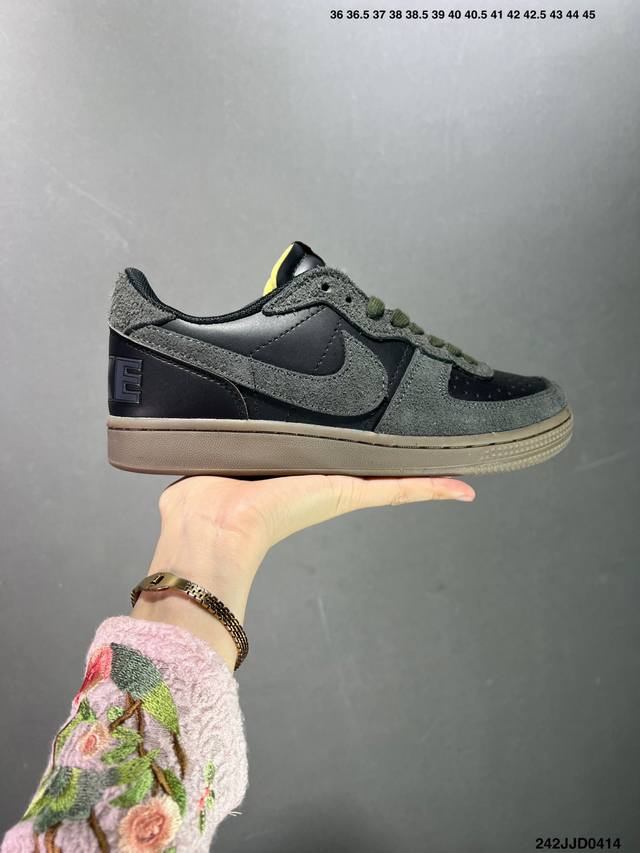 Nike Terminator Low 纯原版本 官方一比一制作 进口全头层 这款产品采用皮革 网眼和绒面革材料混合制成 它的特点是白色底座和棕色绒面革鳄鱼纹覆