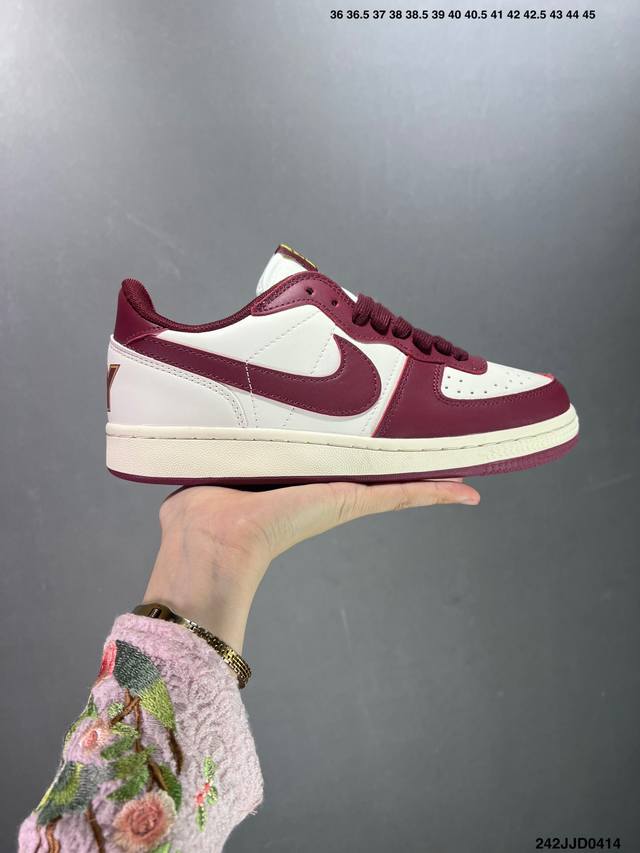 Nike Terminator Low 纯原版本 官方一比一制作 进口全头层 这款产品采用皮革 网眼和绒面革材料混合制成 它的特点是白色底座和棕色绒面革鳄鱼纹覆