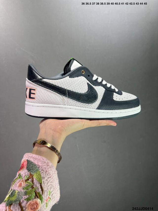 Nike Terminator Low 纯原版本 官方一比一制作 进口全头层 这款产品采用皮革 网眼和绒面革材料混合制成 它的特点是白色底座和棕色绒面革鳄鱼纹覆