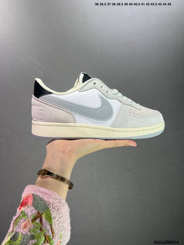 Nike Terminator Low 纯原版本 官方一比一制作 进口全头层 这款产品采用皮革 网眼和绒面革材料混合制成 它的特点是白色底座和棕色绒面革鳄鱼纹覆