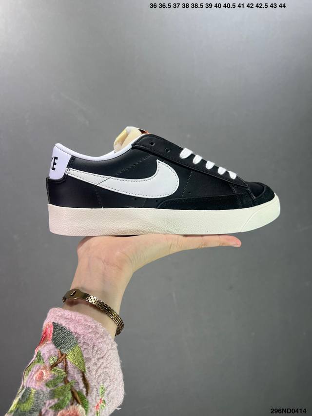 真标nike Blazer Low ‘77 Jumbo 百搭单品 全新焕新升级经典 Blazer 鞋款，大号 Swoosh 突出新时代更加张扬的潮流感，对经典的