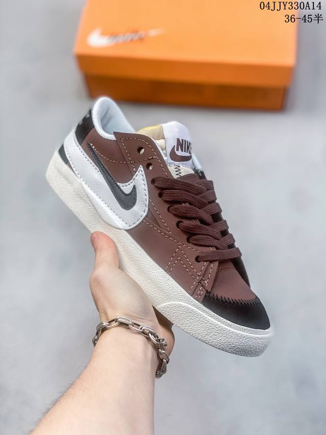 Nike Blazer Low ‘77 Jumbo 开拓者焕新升级经典 Blazer 鞋款，大号 Swoosh 突出新时代更加张扬的潮流感，对经典的又一次改良升