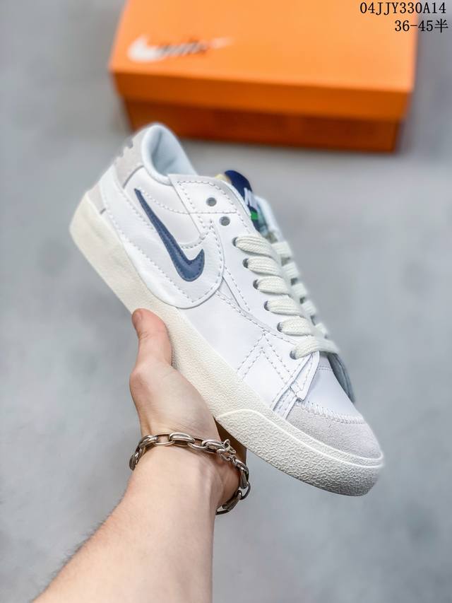 Nike Blazer Low ‘77 Jumbo 开拓者焕新升级经典 Blazer 鞋款，大号 Swoosh 突出新时代更加张扬的潮流感，对经典的又一次改良升