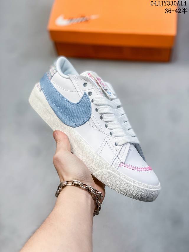 Nike Blazer Low ‘77 Jumbo 开拓者焕新升级经典 Blazer 鞋款，大号 Swoosh 突出新时代更加张扬的潮流感，对经典的又一次改良升