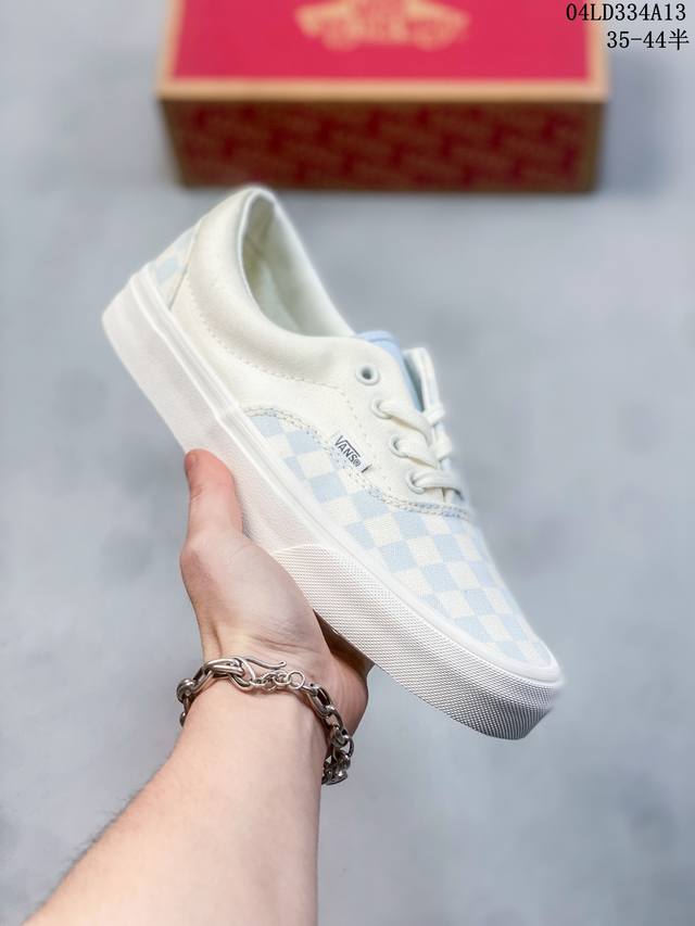 Vans Era 鸳鸯蓝白拼接棋盘格 不对称撞色设计，外观最大的亮点就是不对称设计，鞋子的外侧脚踝处是白色，内侧棋盘格，凸显层次感，从左侧腰身延伸覆盖至整个鞋面