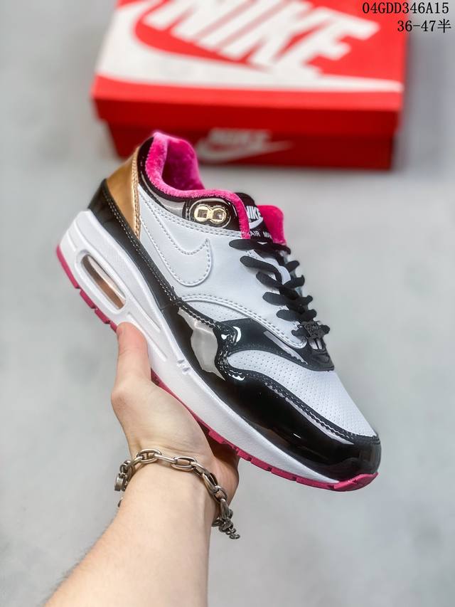 Nike耐克运动鞋男女鞋 Air Max 90 健身运动跑鞋休闲鞋 复古风十足！ Air Max 90 作为 Nike 旗下最经典的鞋型之一，凭借着百搭的造型，